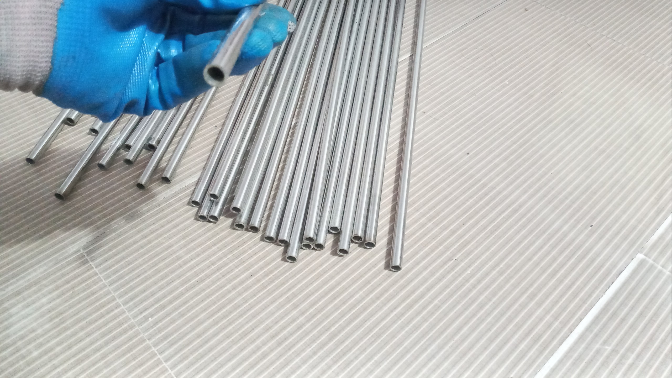 ống phi inox 9.5 .Inox 304 ( lỗ trong 7.08mm)