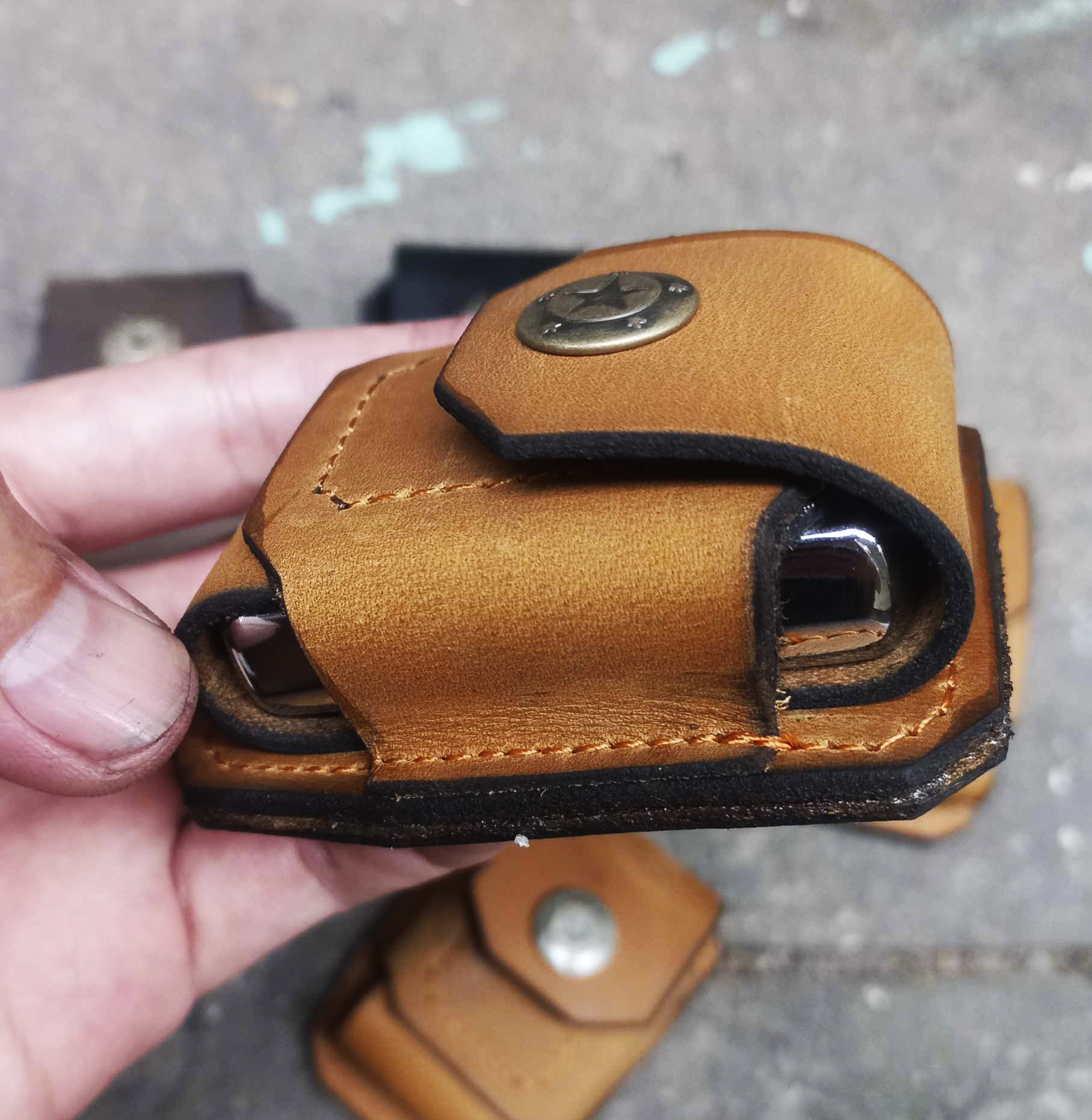 BAO DA ĐỰNG ZIPPO ĐEO HÔNG