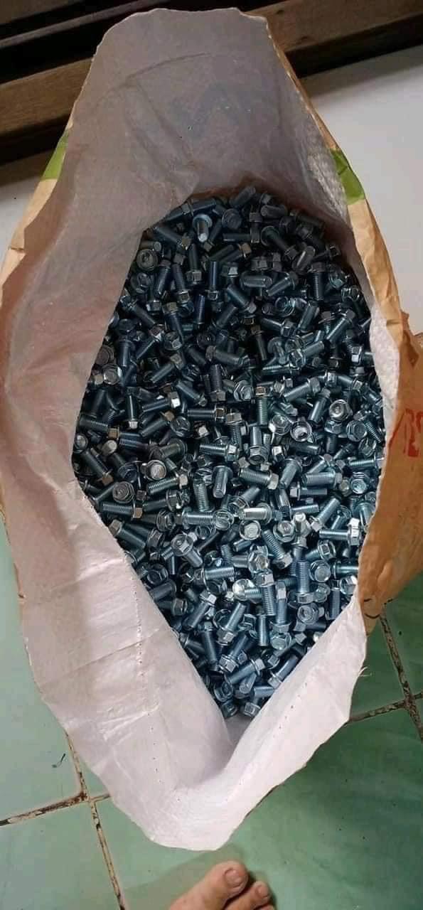 Ốc 9 ly cấy để chân xe máy khắc phục trờn ren