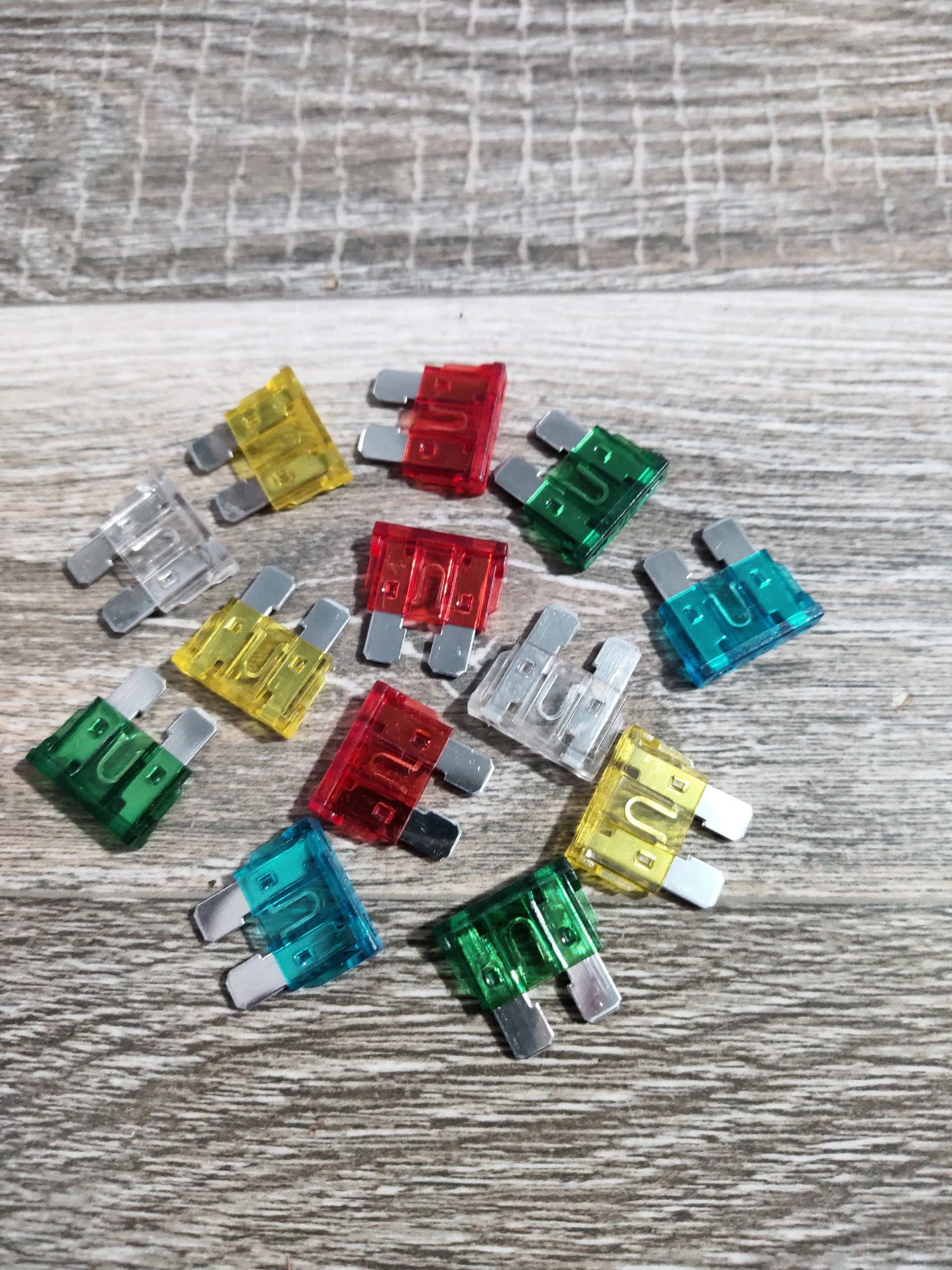 Sản phẩm gia đình làm: 50 cái cầu chì to 10a --> 30a