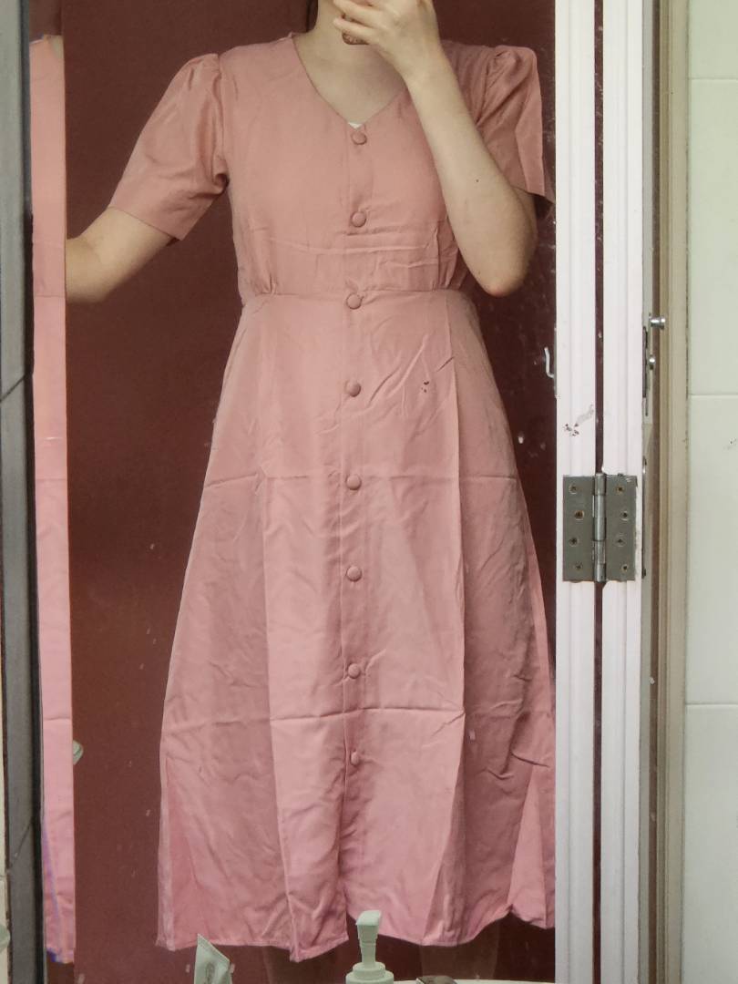 Đầm hồng nút bọc form dài