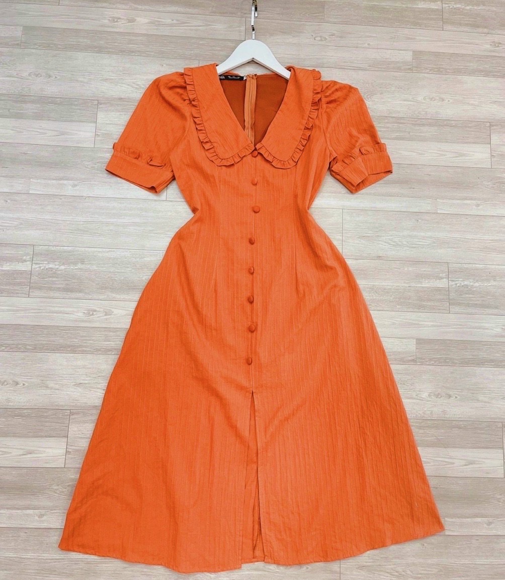 Đầm cam cổ bèo nút bọc