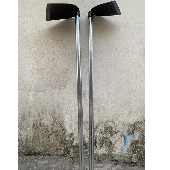 Cuốc đào đất làm vườn có cán dài 1,2 mét