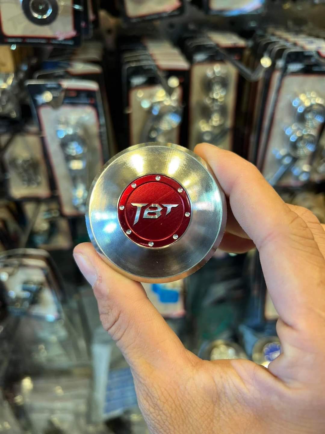 Nắp xang TBT inox 304 lòng nhiều màu gắn mọi loại xe trên thị trường