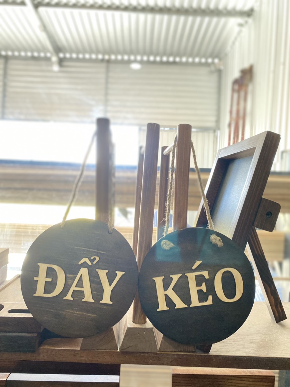 Bảng gỗ treo 2 mặt kéo, đẩy bầu dục LUXI decor