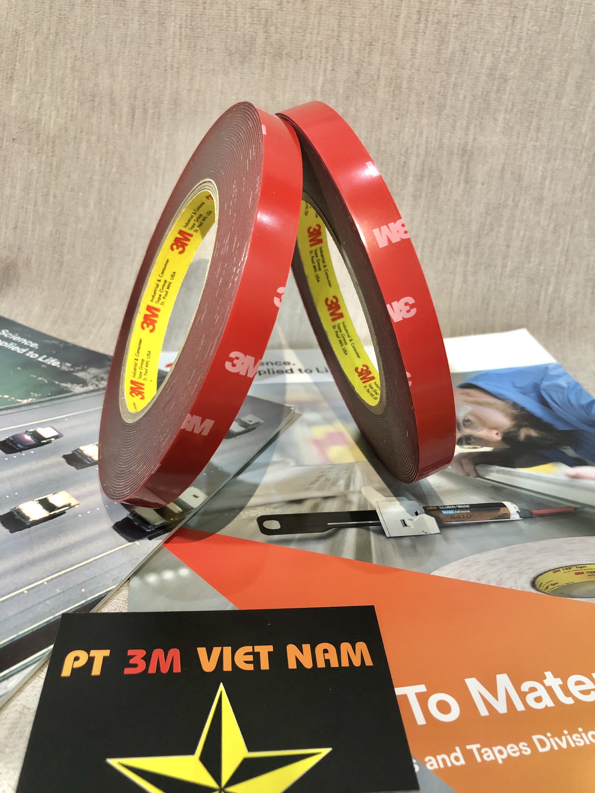 Băng keo 2 mặt 3M 4229P dán dồ chơi xe.