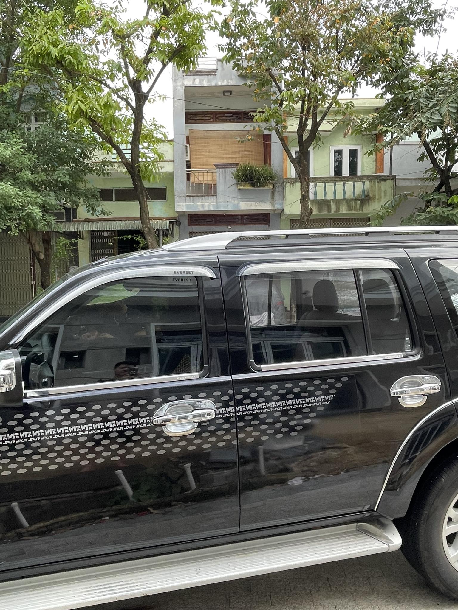 Viền INOX chân kính FORD Everest 2010