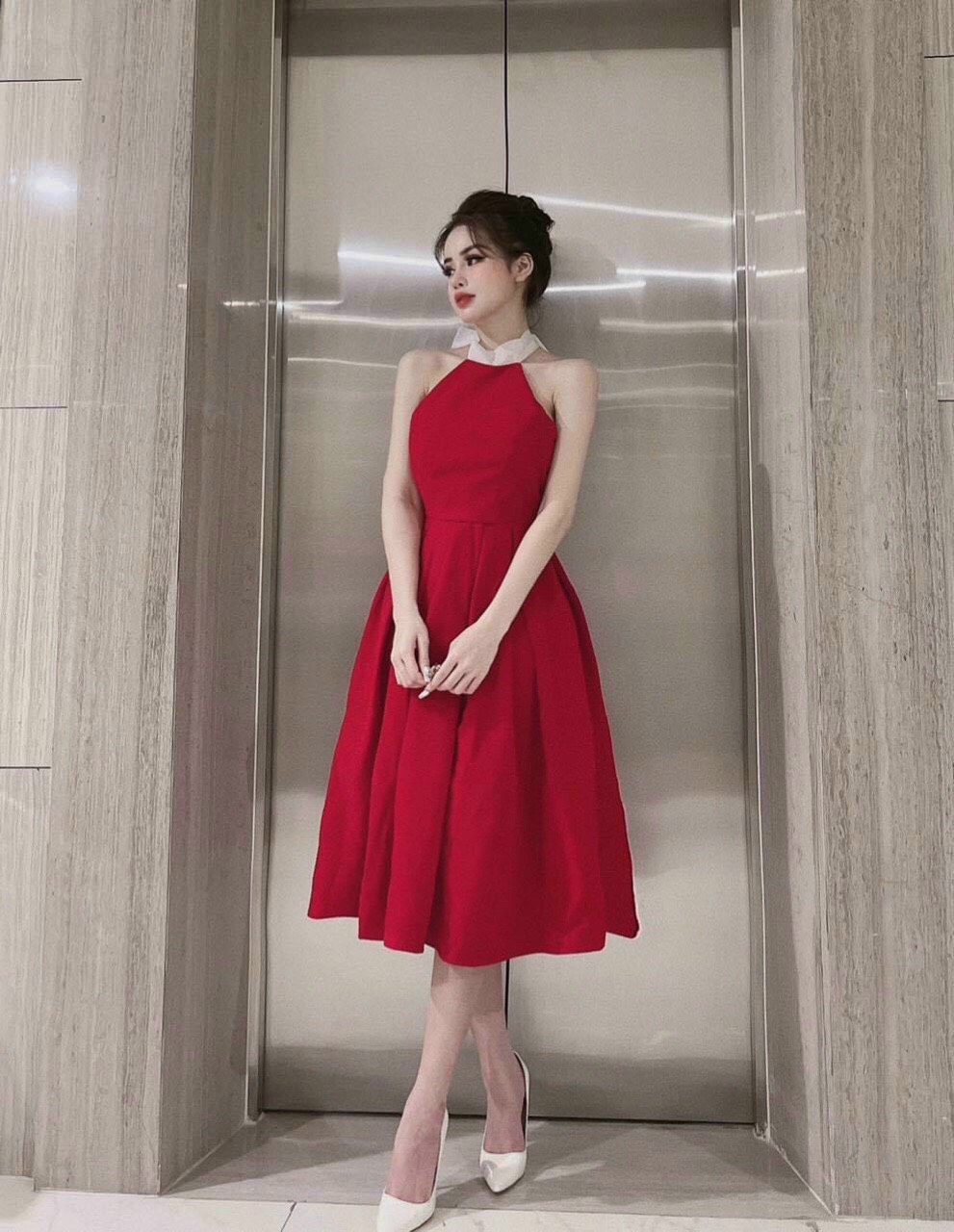 Đầm xòe cổ yếm siêu sexy thiết kế hở lưng làm toát lên vẻ đẹp quyến rũ lt