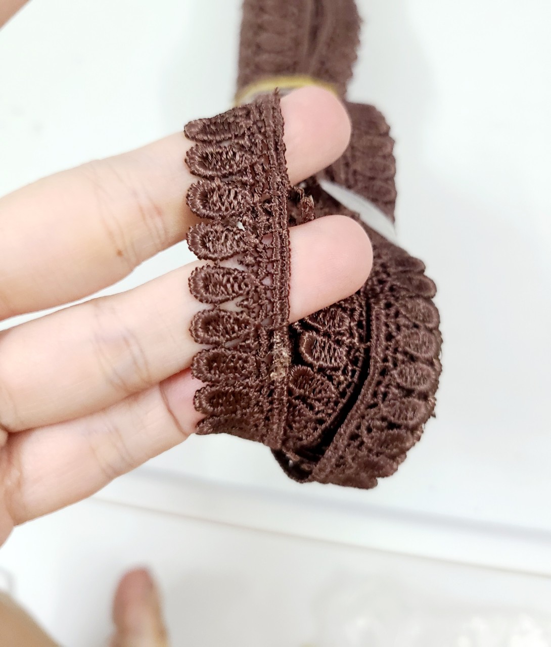 Dây ren viền nâu bảng 1.5cm * giá của 1 mét