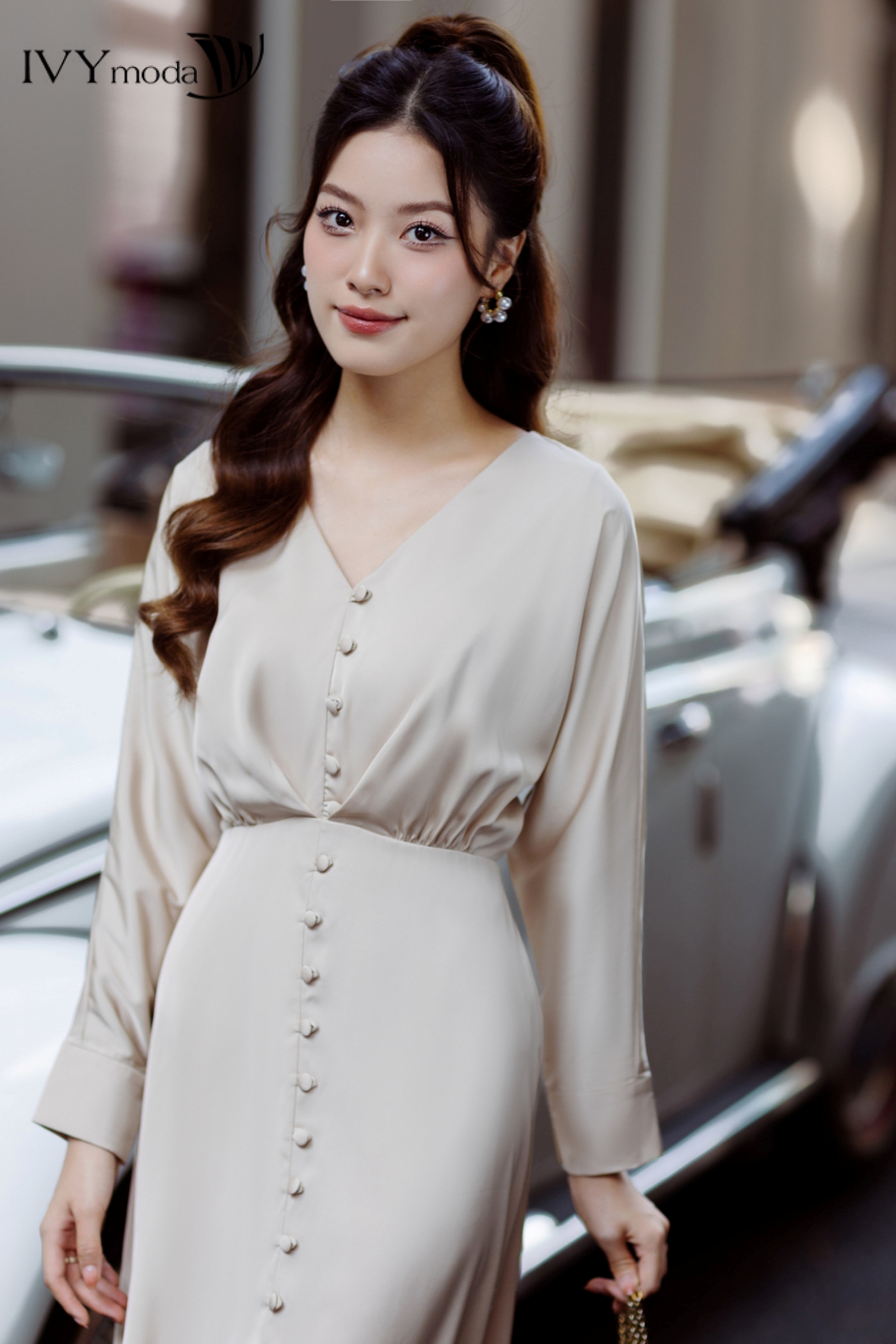 Đầm lụa trơn phối khuy bọc IVY moda MS 48M7159