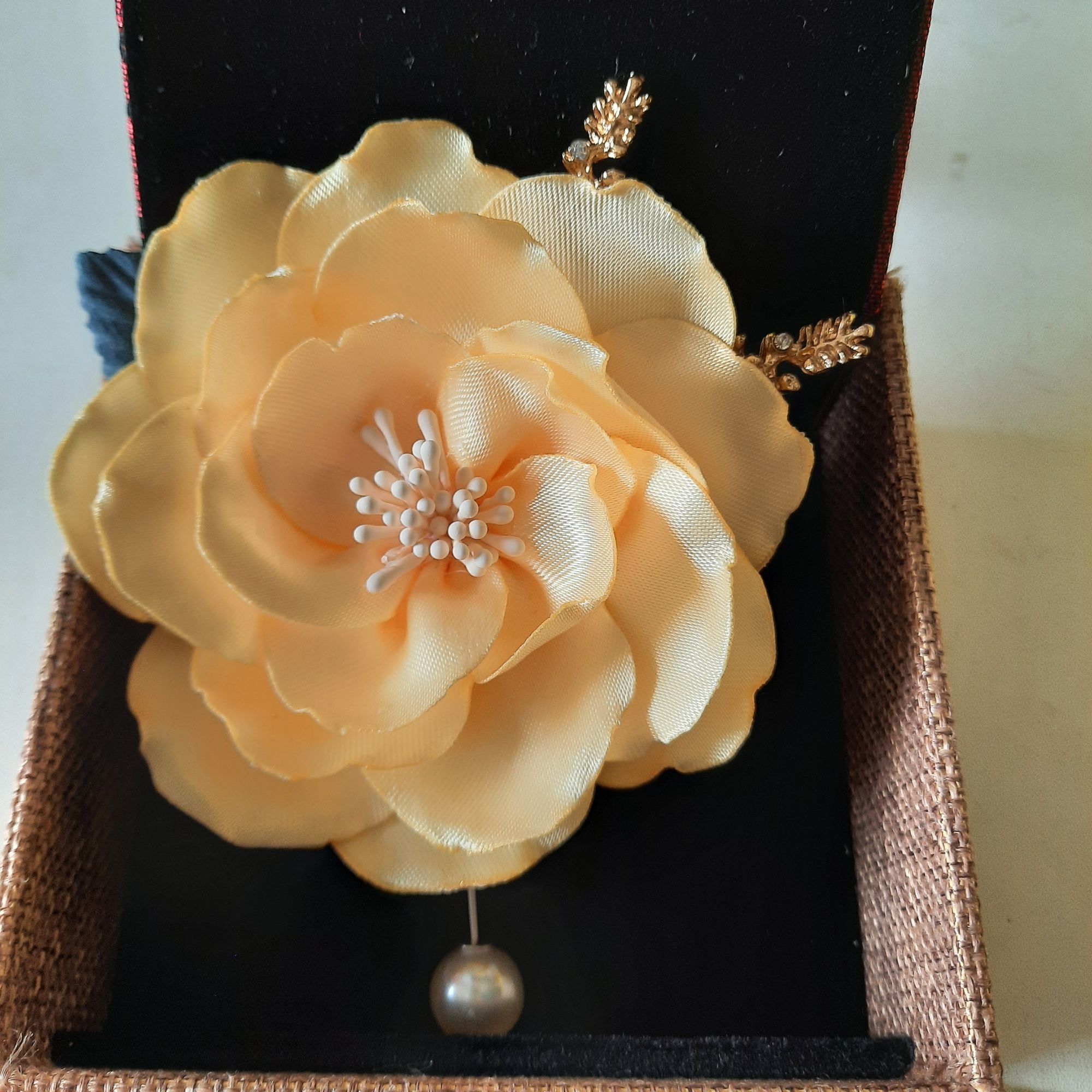 hoa cài áo bông hoa trà lụa satin vàng nhạt