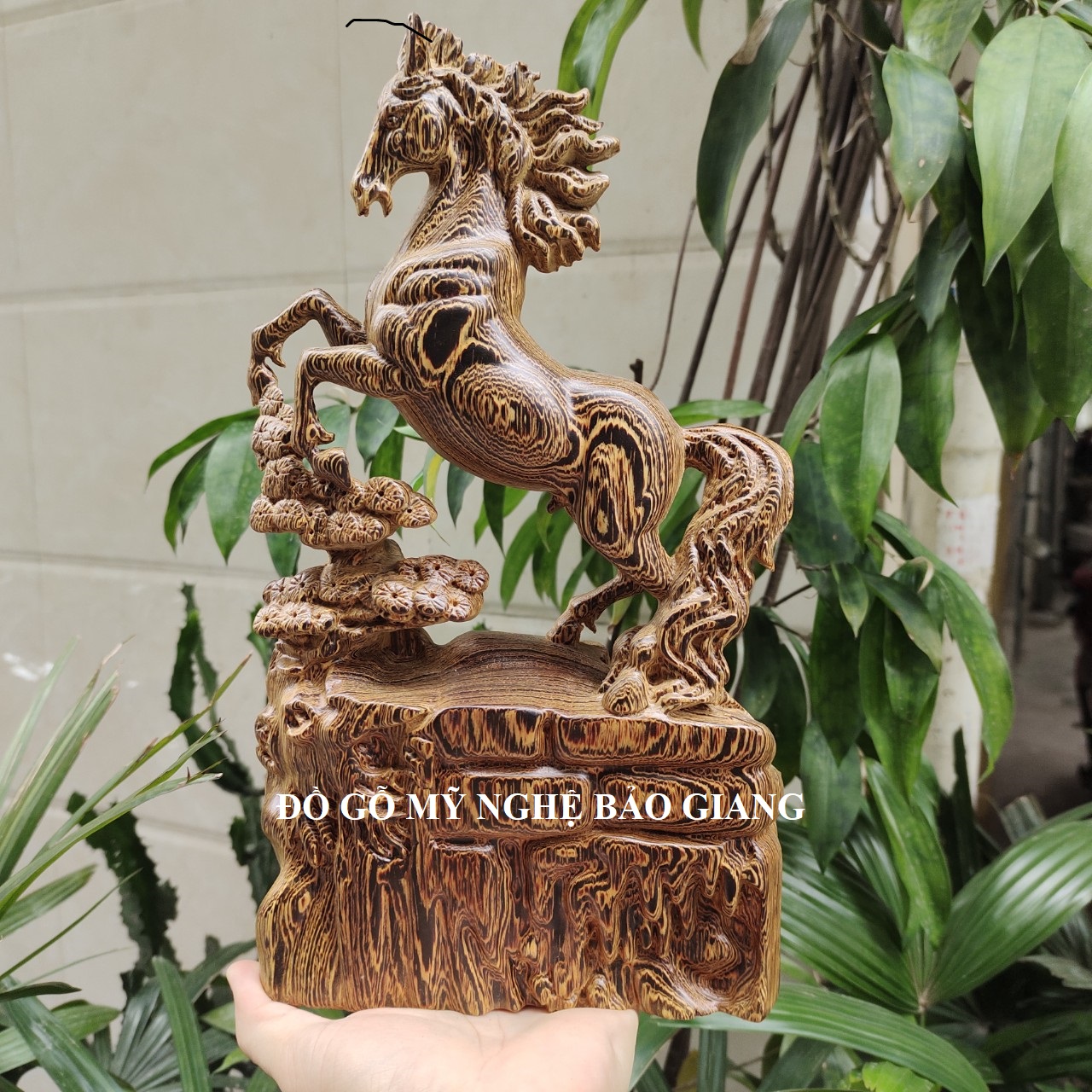 Tượng con ngựa gỗ mun đuôi công cao 30 cm