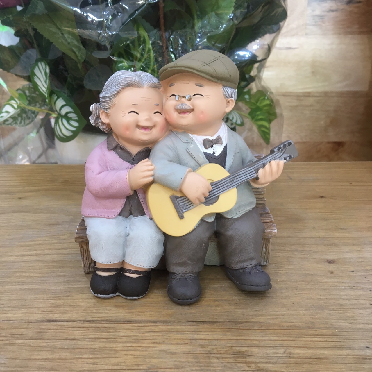 Tượng Ông Bà hạnh phúc - chơi đàn guitar