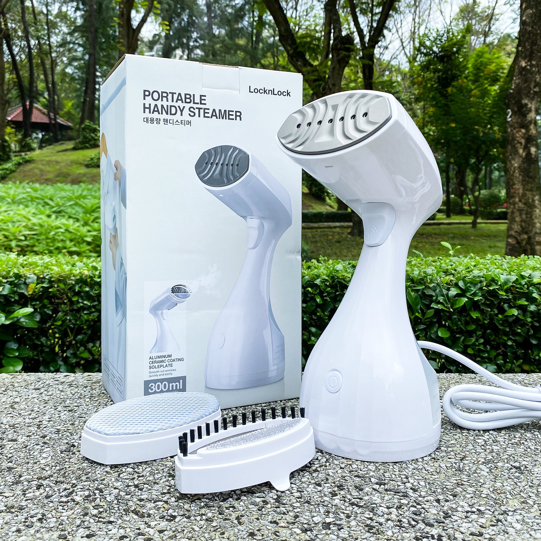 Bàn ủi hơi nước cầm tay Lock&Lock ENI222WHT - dung tích 300ml công suất 1500W
