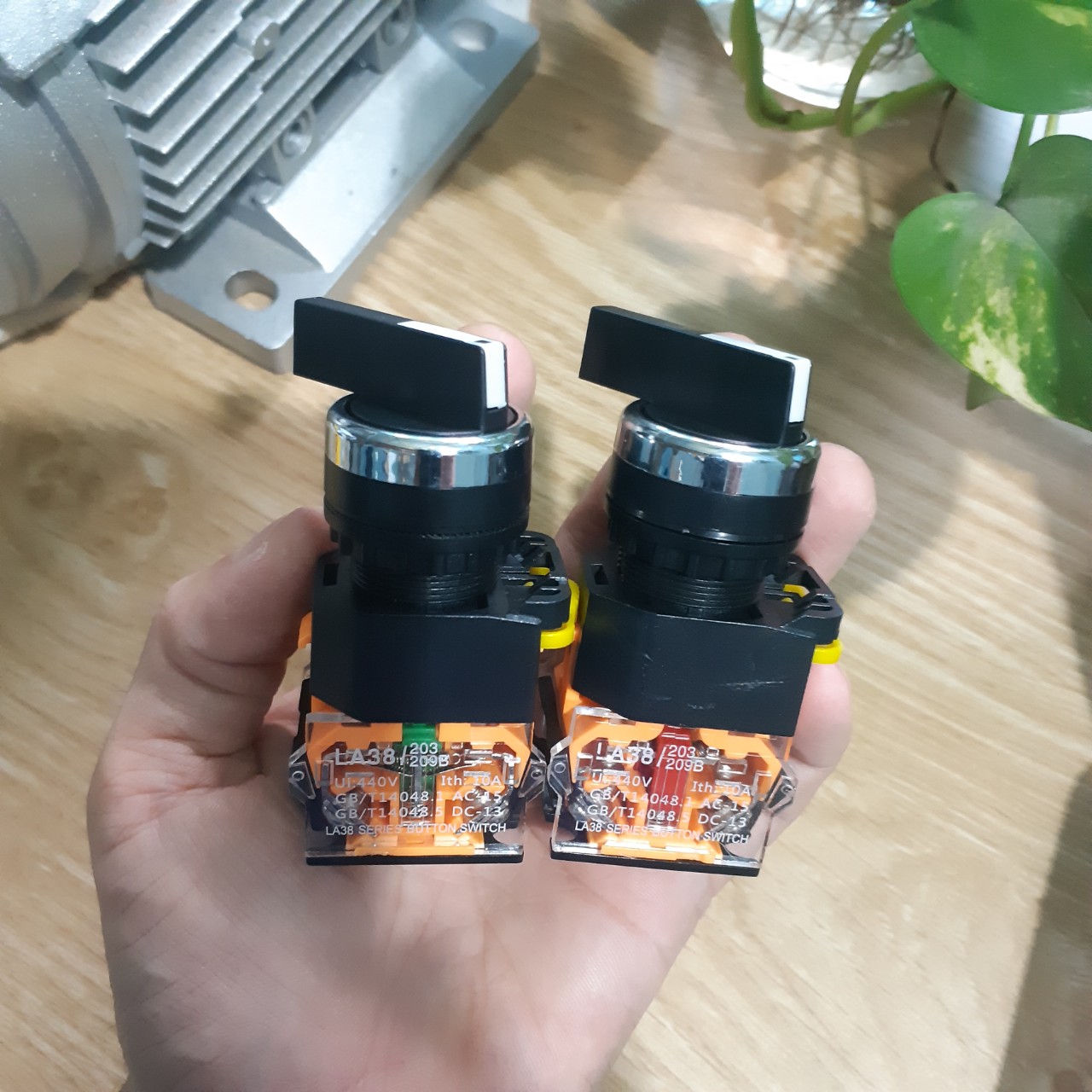 Công tắc xoay tự giữ 2 và 3 vị trí , cần dài , phi 22 mm