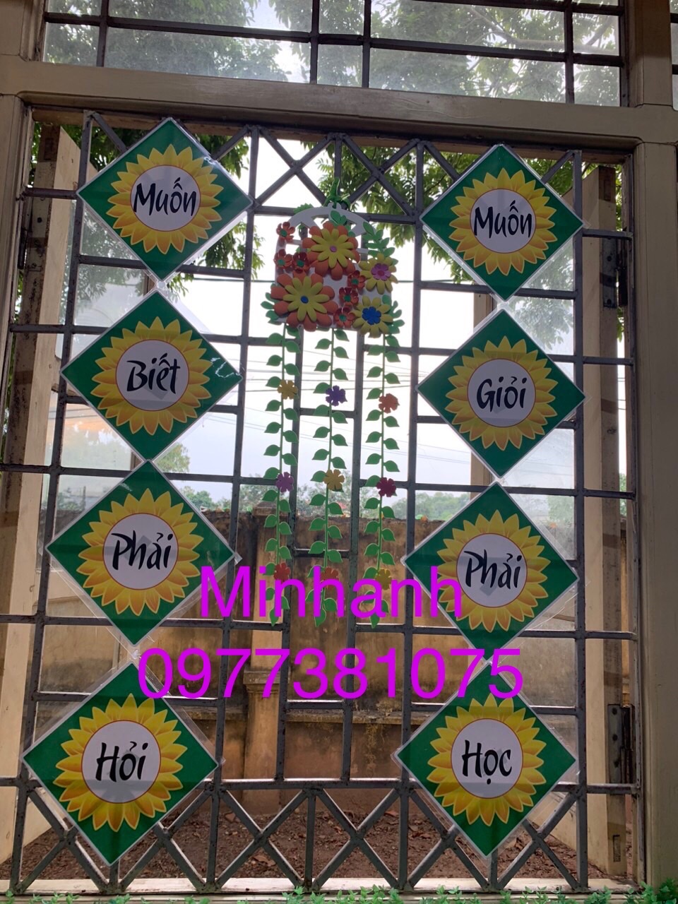 Hoa khẩu hiệu trang trí lớp học