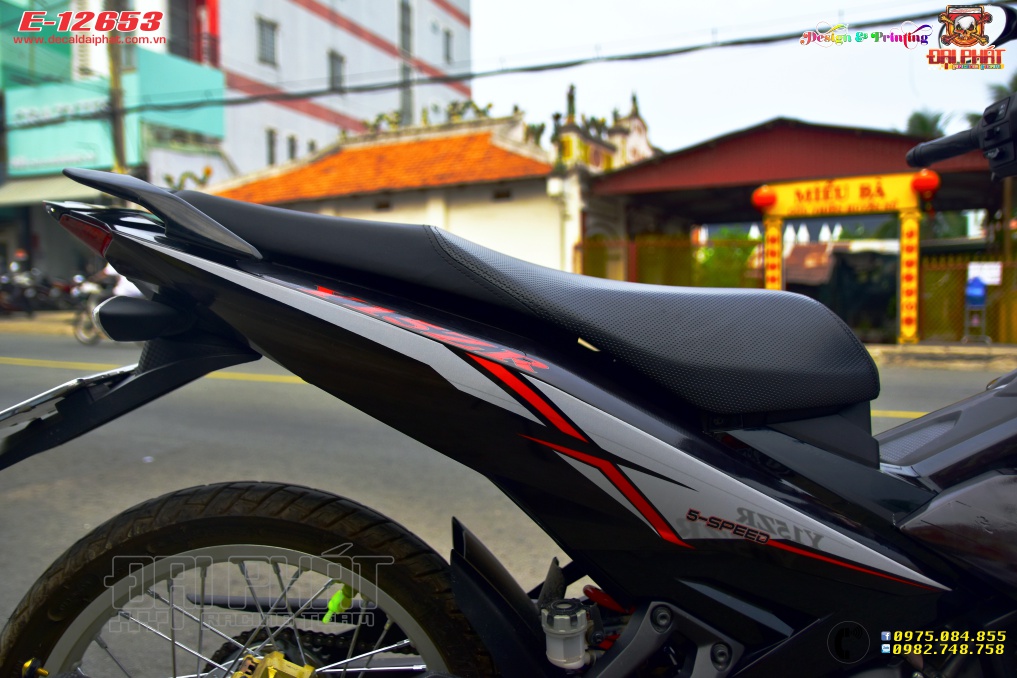 Tem Trùm Xe Exciter 150 Y15zr Đỏ Đen
