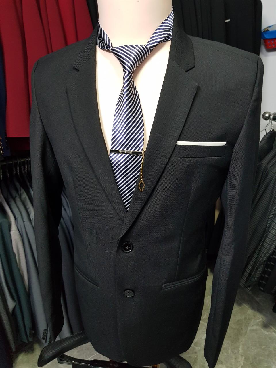 Bộ vest nam màu đen kiểu 2 nút form suông (áo+quần+cà vạt+ghim cài)