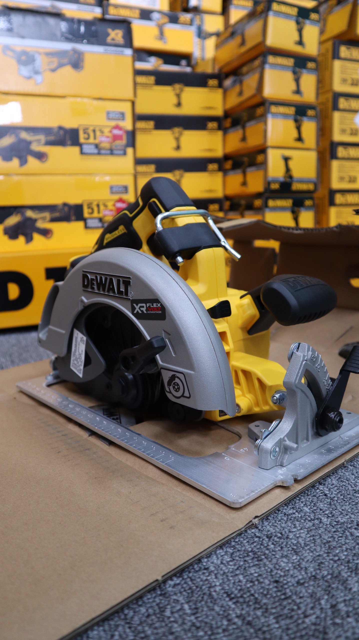 MÁY CƯA ĐĨA CẦM TAY 185mm 20V/60V FLEXVOLT DEWALT DCS573N (Chưa Pin & Sạc)