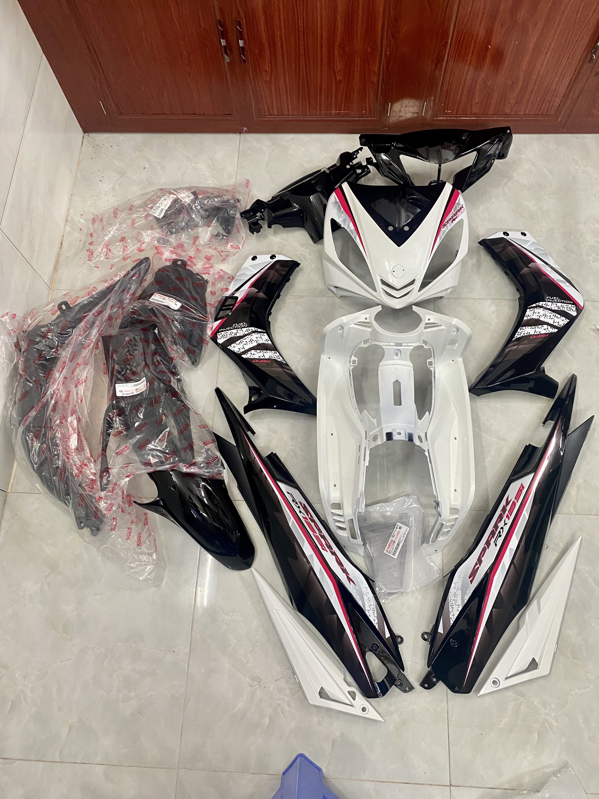 Full Bóng Ex135 Đời 2010 (màu trắng đen) + Tem In Rời (12 Món)
