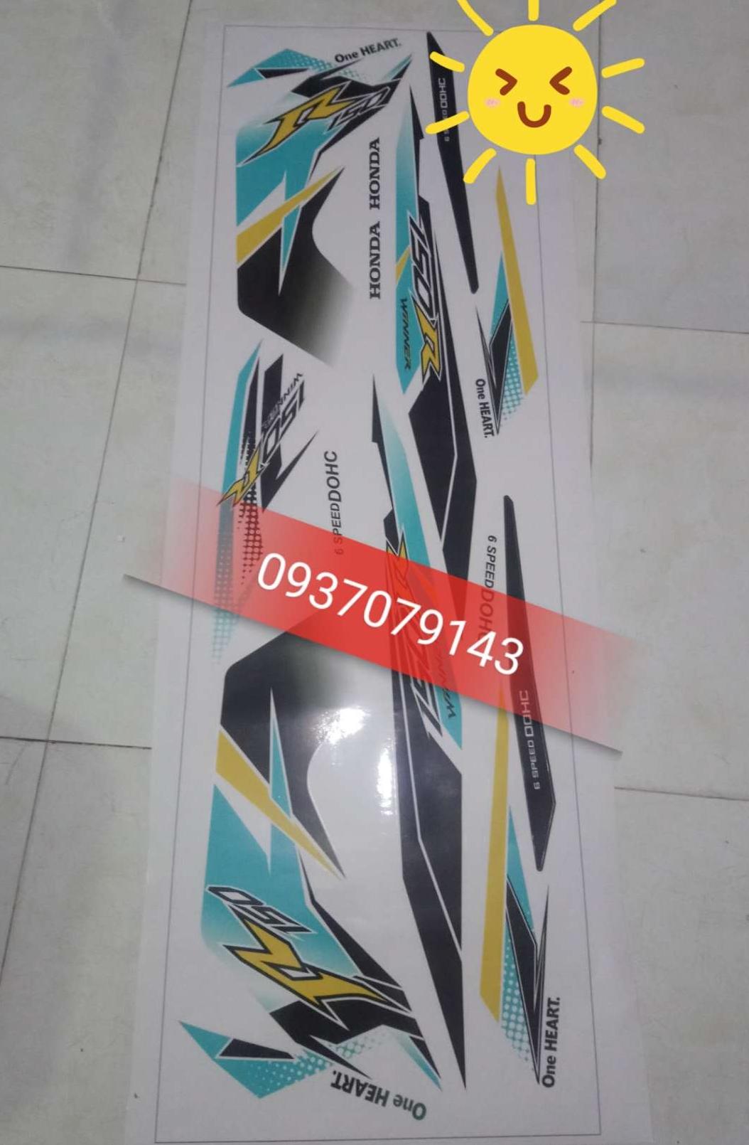Tem rời winner dán xe trắng.