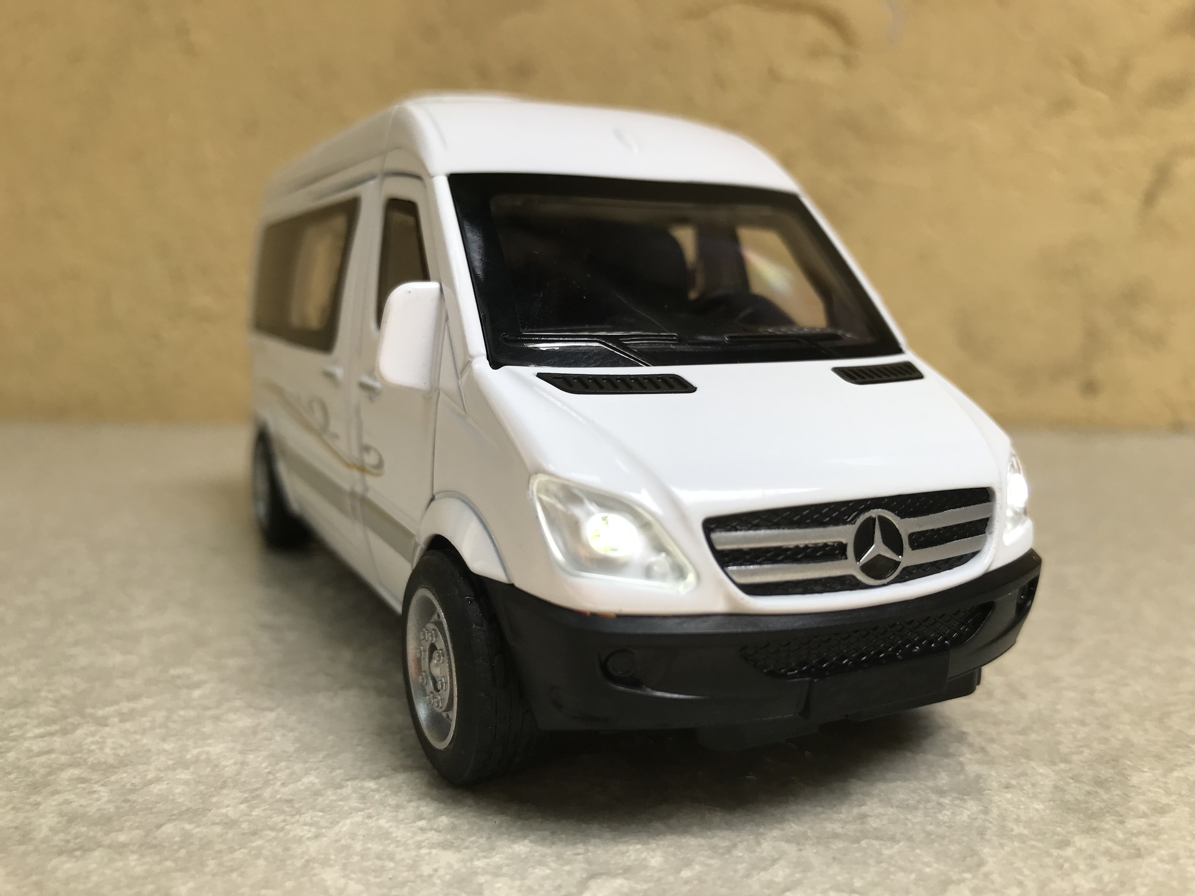 Mô hình xe Mercedes -Benz Sprinter 16 chổ - 1:32