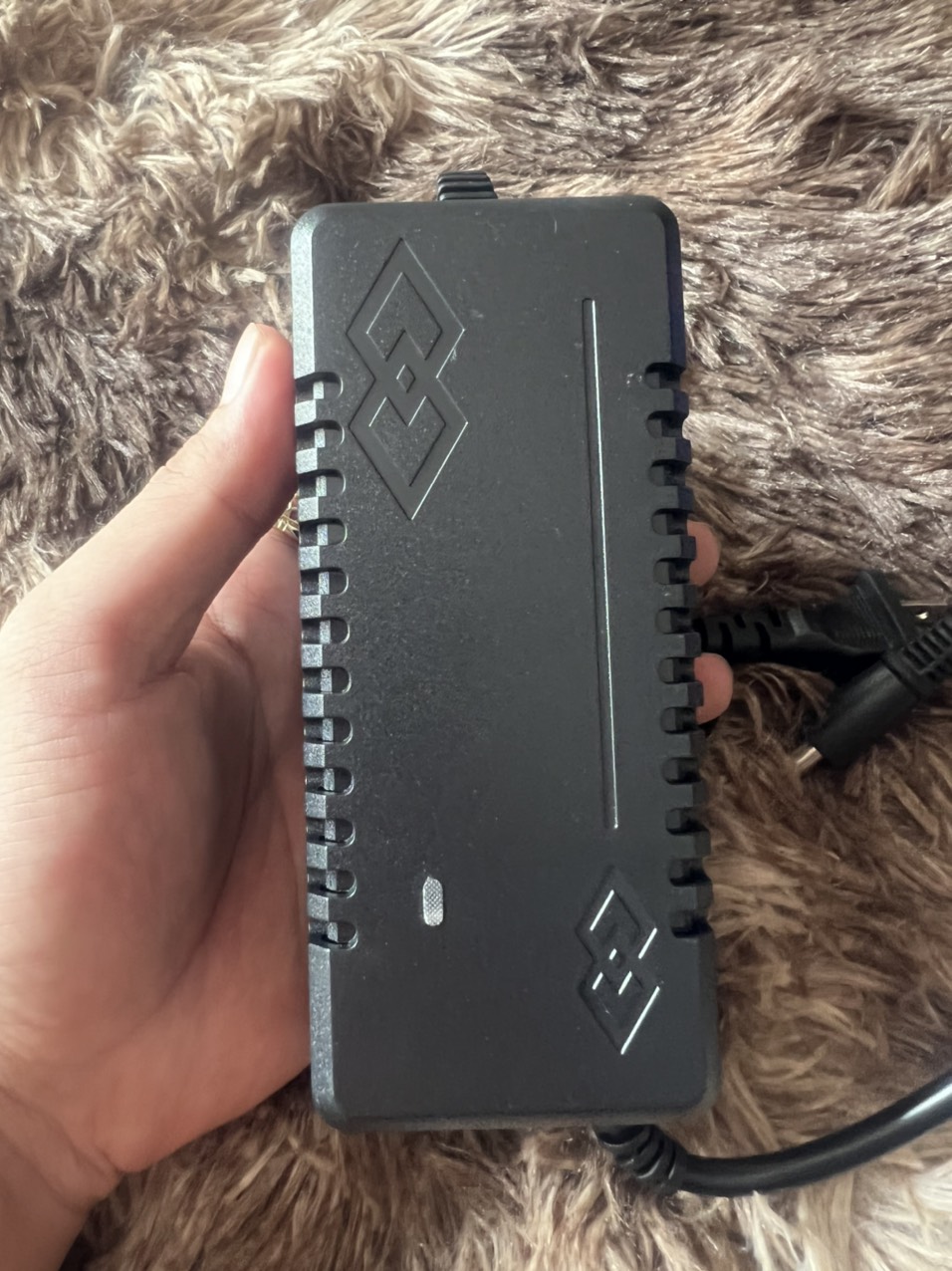 Sạc 3S 12.6V 5A có quạt và đèn báo đầy.