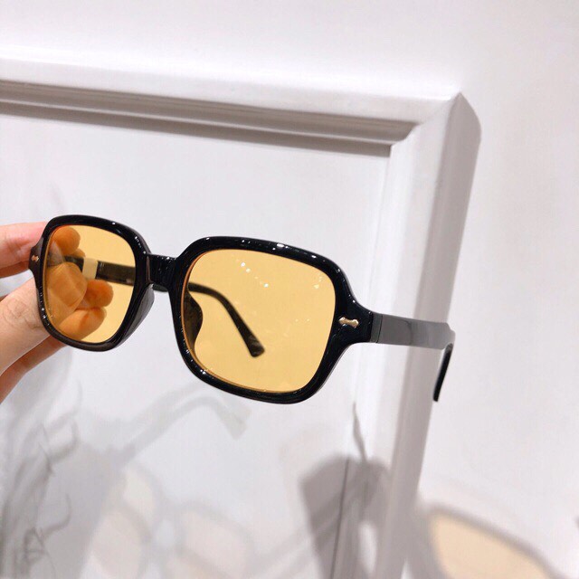 Kính râm màu vàng cực chất do Nam và Nữ