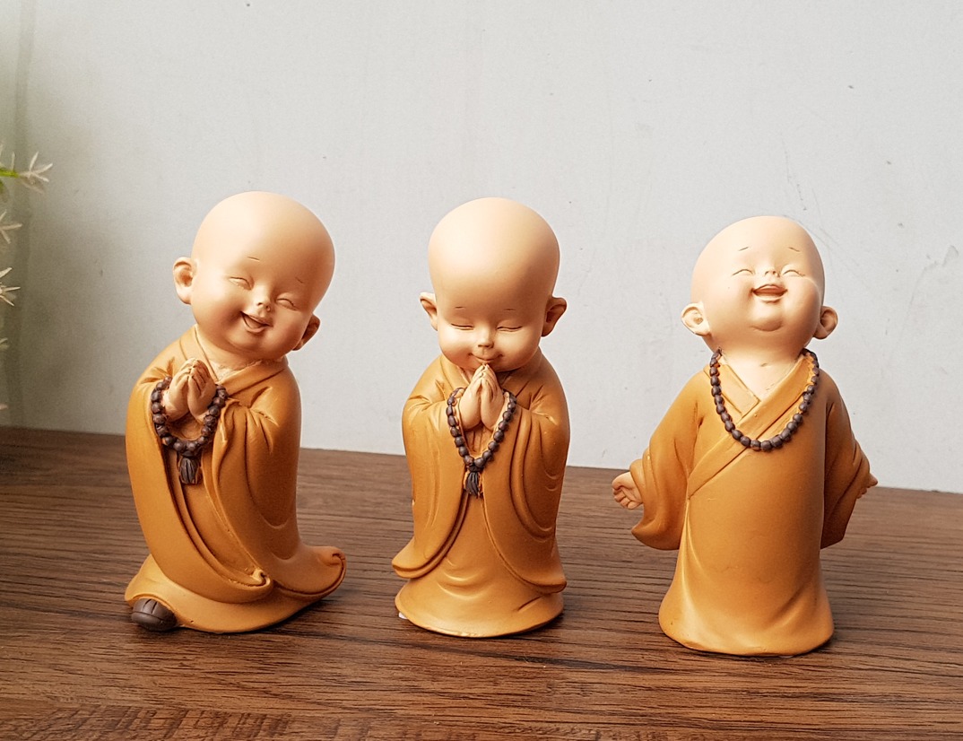 Bộ 03 chú tiểu áo nâu yêu đời - mẫu đứng đeo chuỗi size mini 8cm