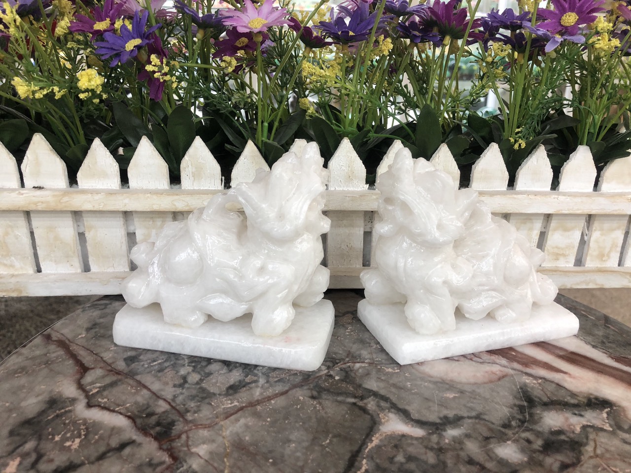 Cặp Tỳ Hưu phong thủy đá cẩm thạch trắng có đế - Dài 11 cm