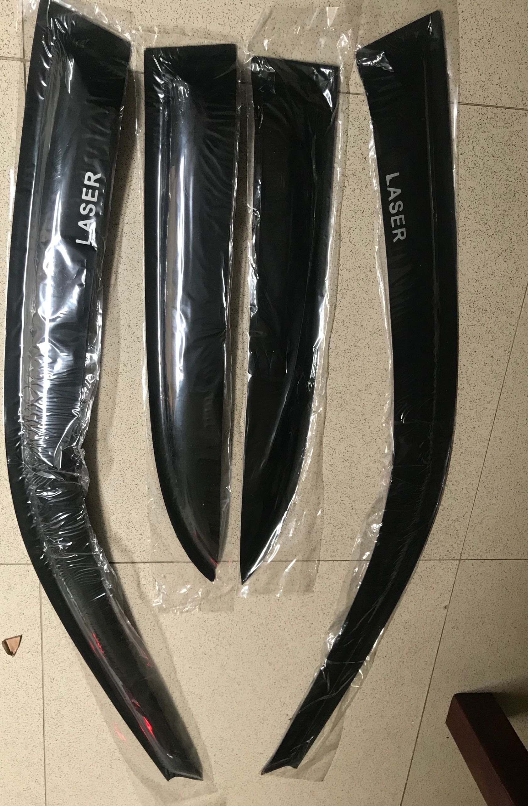 Bộ vè mưa đen xe Ford laser.