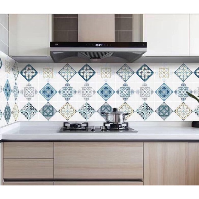 Giấy dán bếp tráng nhôm cách nhiệt phong cách hiện đại khổ 60CM keo sẵn.Độ bền cao, keo bám chắc, tuổi thọ giấy lâu.