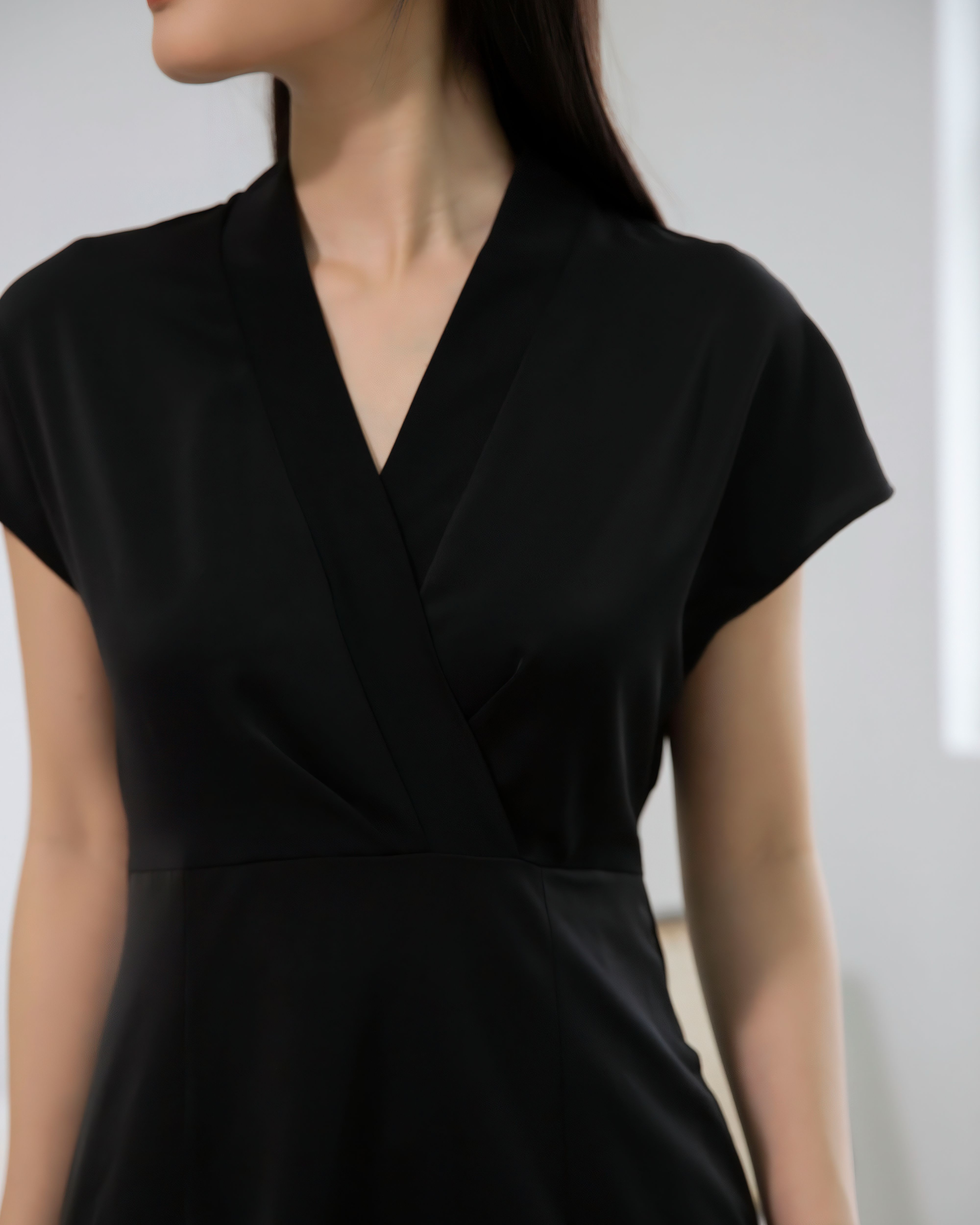 Đầm đen cổ V đắp chéo - YV LE & CO