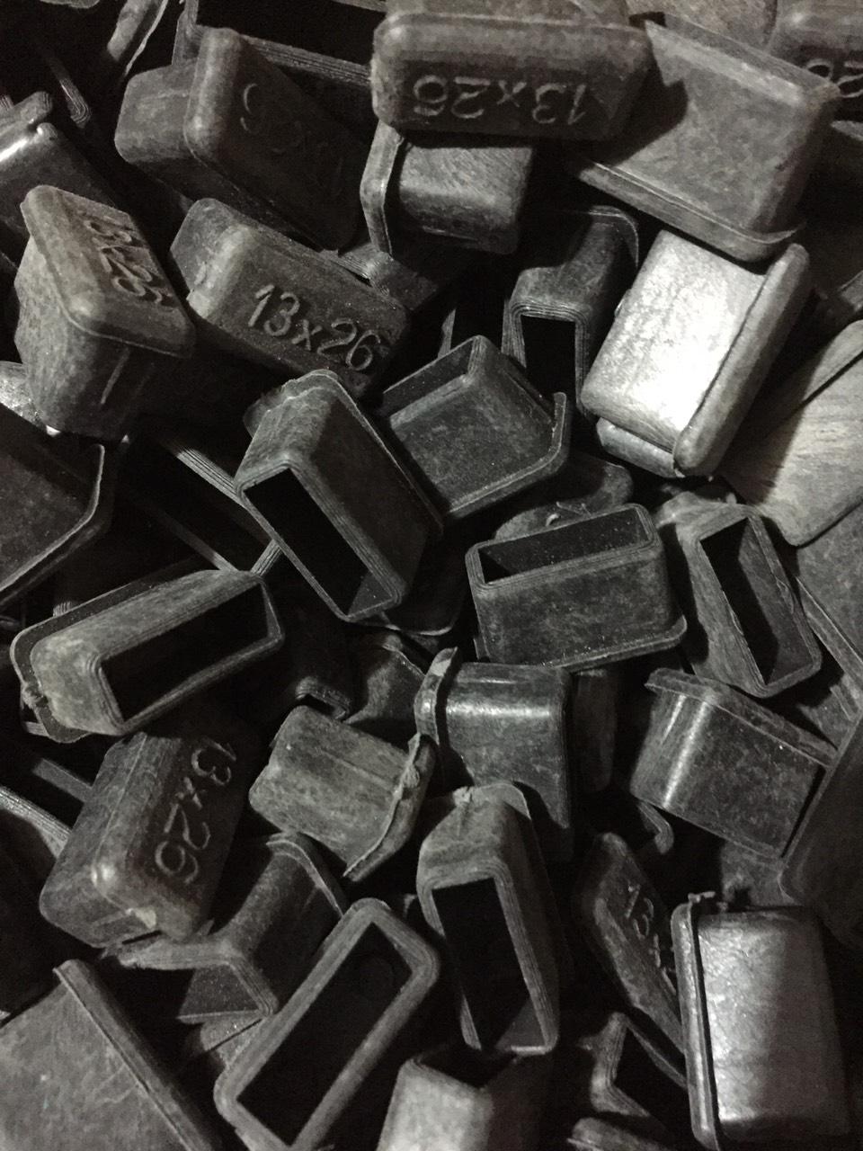 Bộ 100 Nắp bịt trong cho sắt hộp 13x26mm; Nắp chụp nhựa; nút bịt nhựa; đầu bịt nhựa; nút bịt trong 13x26mm