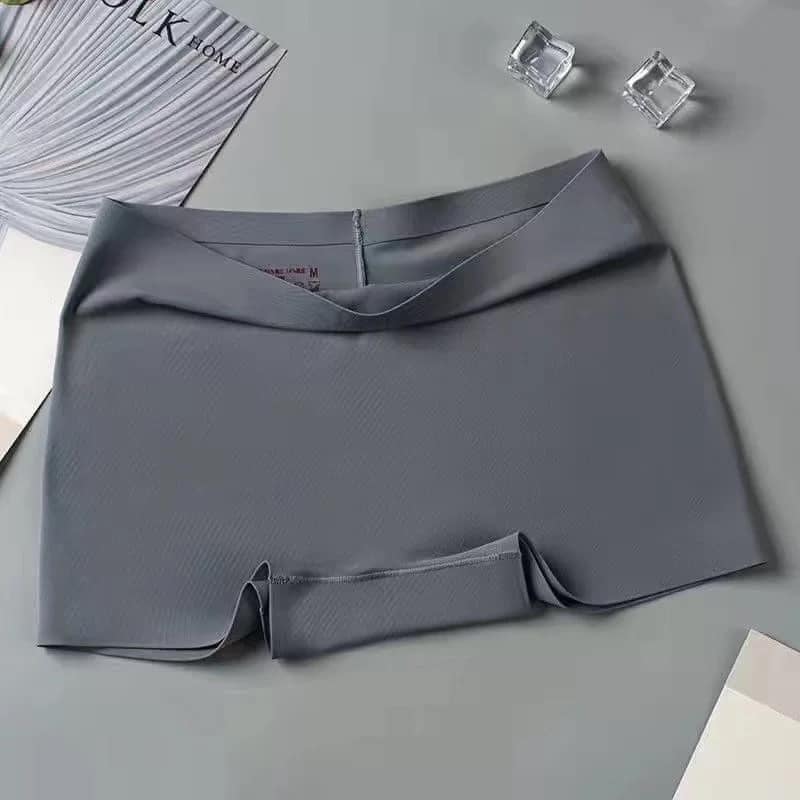 QUẦN CHIP ĐÙI KHÔNG VIỀN  MẶC TRONG VÁY SÉT 4C