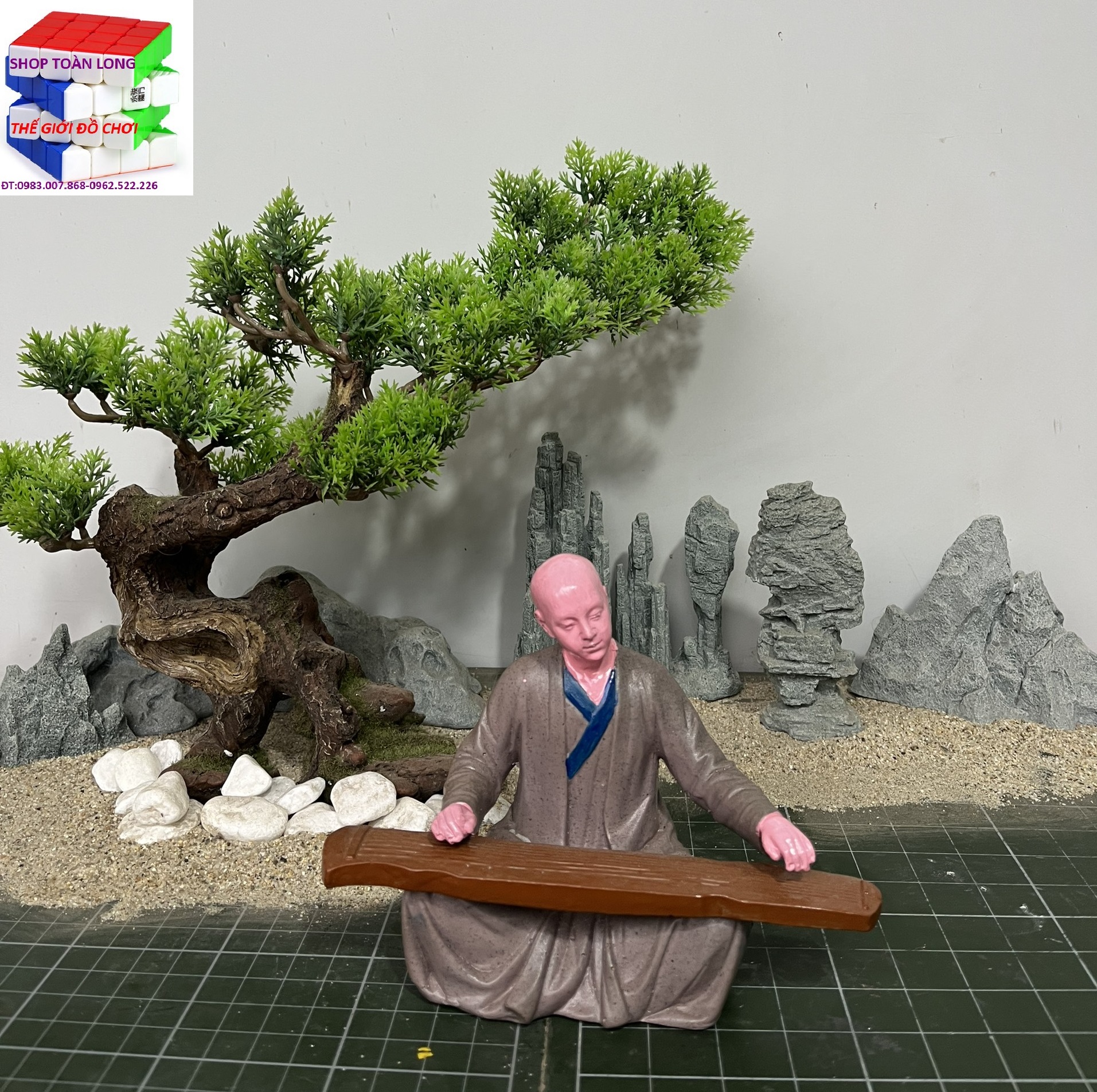 Tượng tu sĩ đánh đàn, tăng nhân đánh đàn, nhà sư đánh đàn, trang trí bàn trà, tiểu cảnh, non bộ bể cá, bon sai, ghép lũa..
