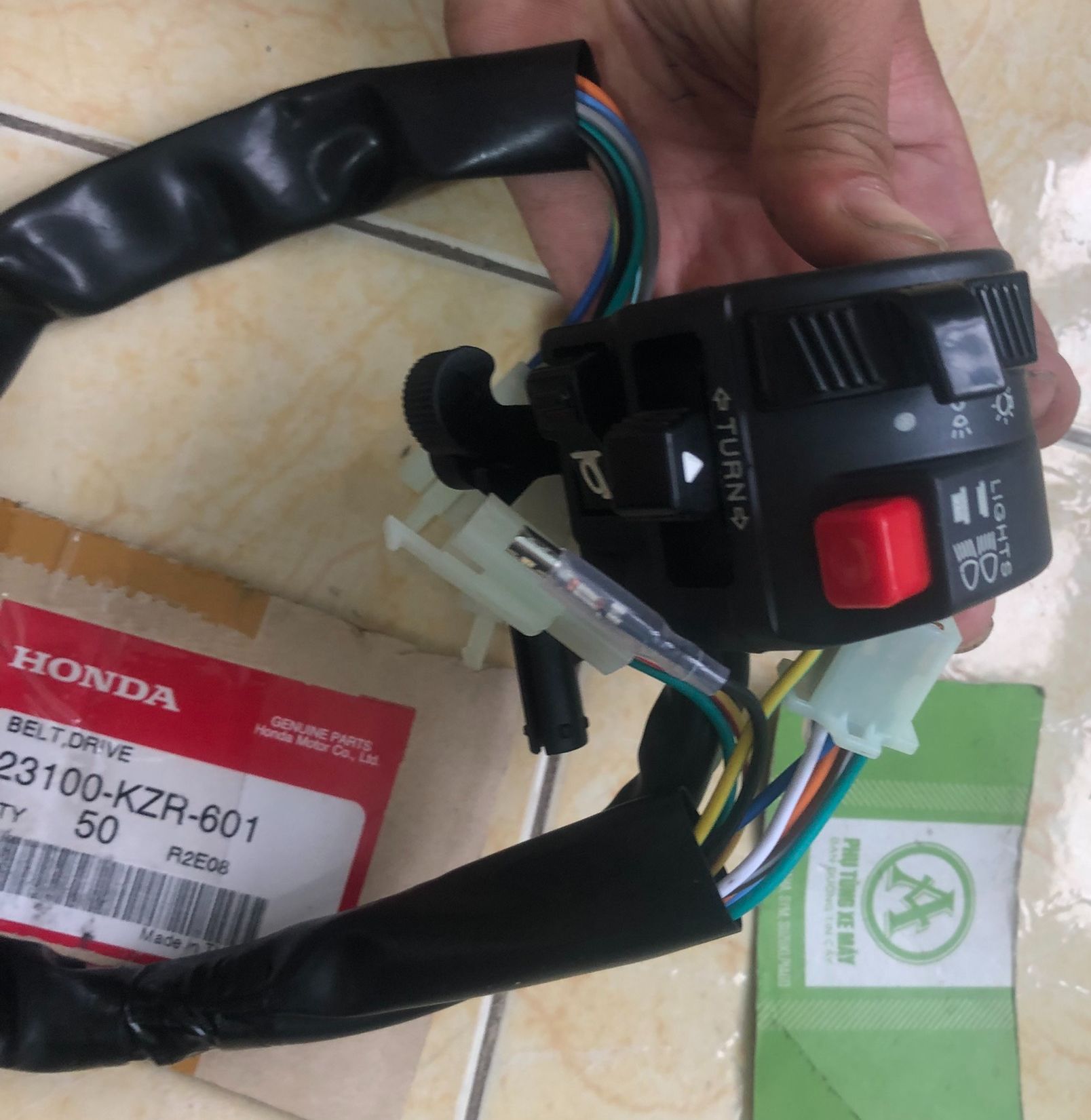 Cùm công tắc Wave đời đầu bên trái