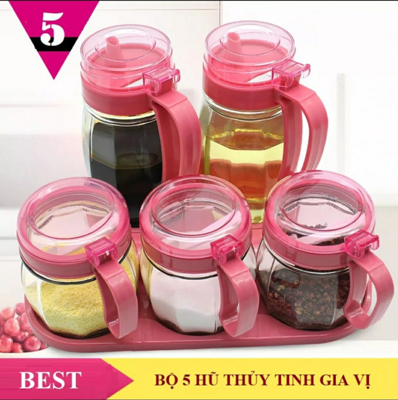Bộ 5 Hủ Đựng Gia Vị Thủy Tinh Gồm 2 Bình Rót Và 3 Hũ Đựng Chất Lỏng Có Nắp Bật Tặng Kèm Thìa Hủ Màu Hồng Trong Suốt Cực Đẹp Sang Trọng Có Tay Cầm.