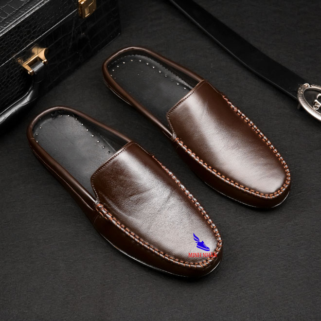 Giày Sục Nam Da Bò MẪU MỚI NHẤT ĐẶC BIỆT LÓT DA CỪU Dép SaBo Nam Da bò Dép Nam Bít Mũi MÀU SIÊU ĐẸP Giày rọ nam da bò BẢO HÀNH 1 NĂM Giày mùa hè đục lỗ thoáng khí giày lười nam da bò đục lỗ Men’s Summer Shoes Minh Nhân R-5 màu NÂU