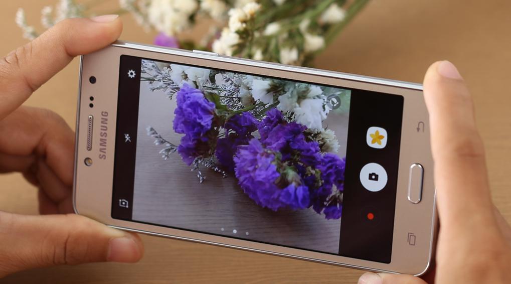 Điện thoại Samsung Galaxy J2 Prime trưng bày