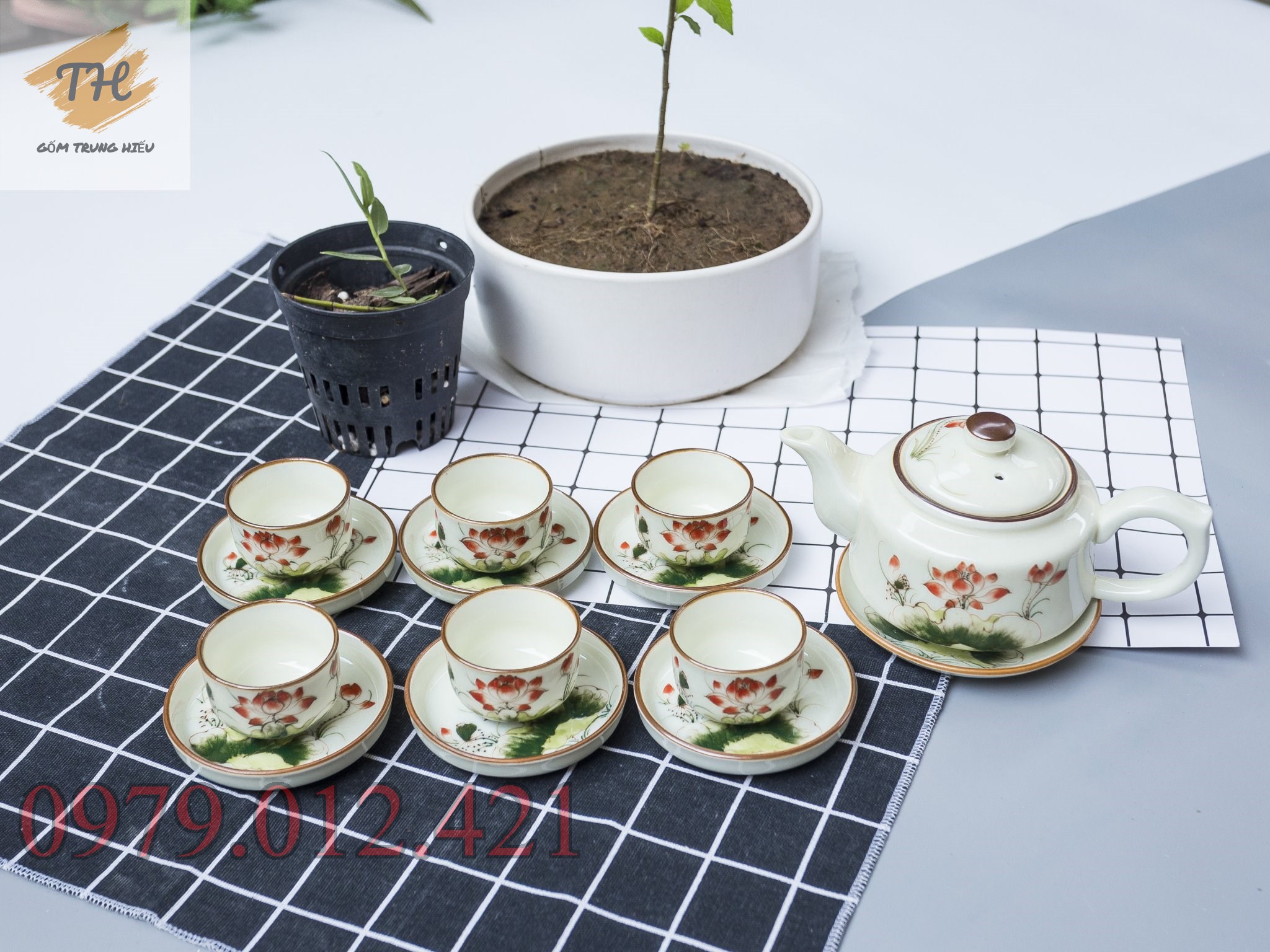 Bộ ấm chén Bát Tràng họa tiết hoa sen đỏ