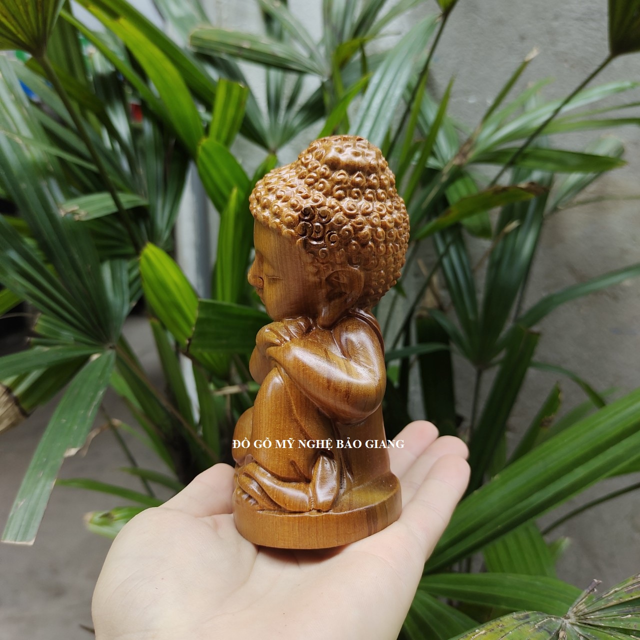 Tượng chú tiểu gỗ bách xanh có mùi thơm