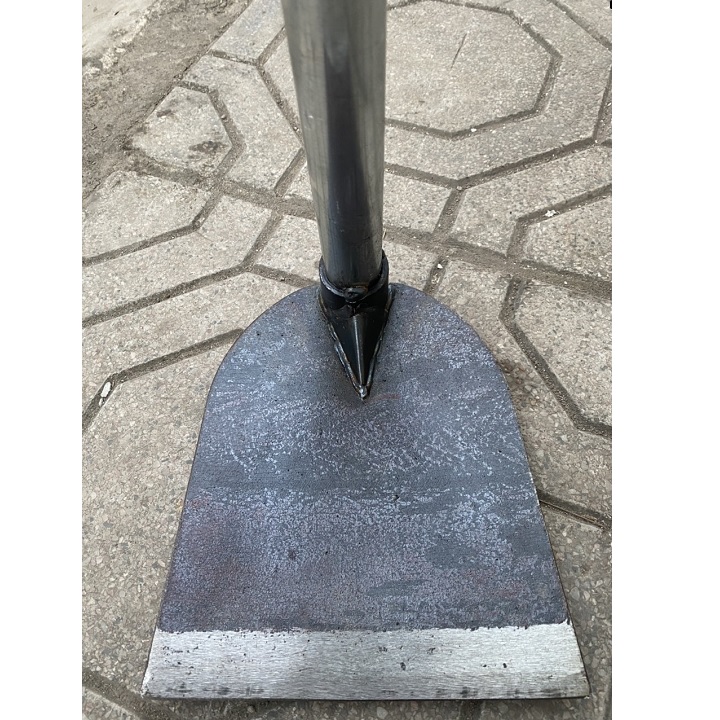 Cuốc đào đất làm vườn có cán dài 80 - 85cm