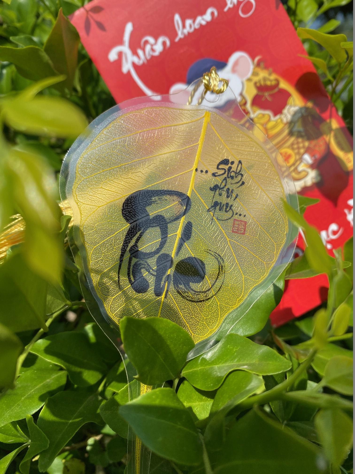 Lá bồ đề in chữ PHÚC SINH PHÚ QUÝ