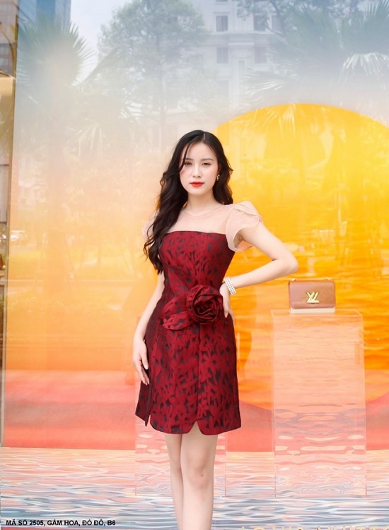 ĐẦM GẤM HOA PHỐI VOAN LƯỚI ĐÍNH HOA HỒNG BÊN EO