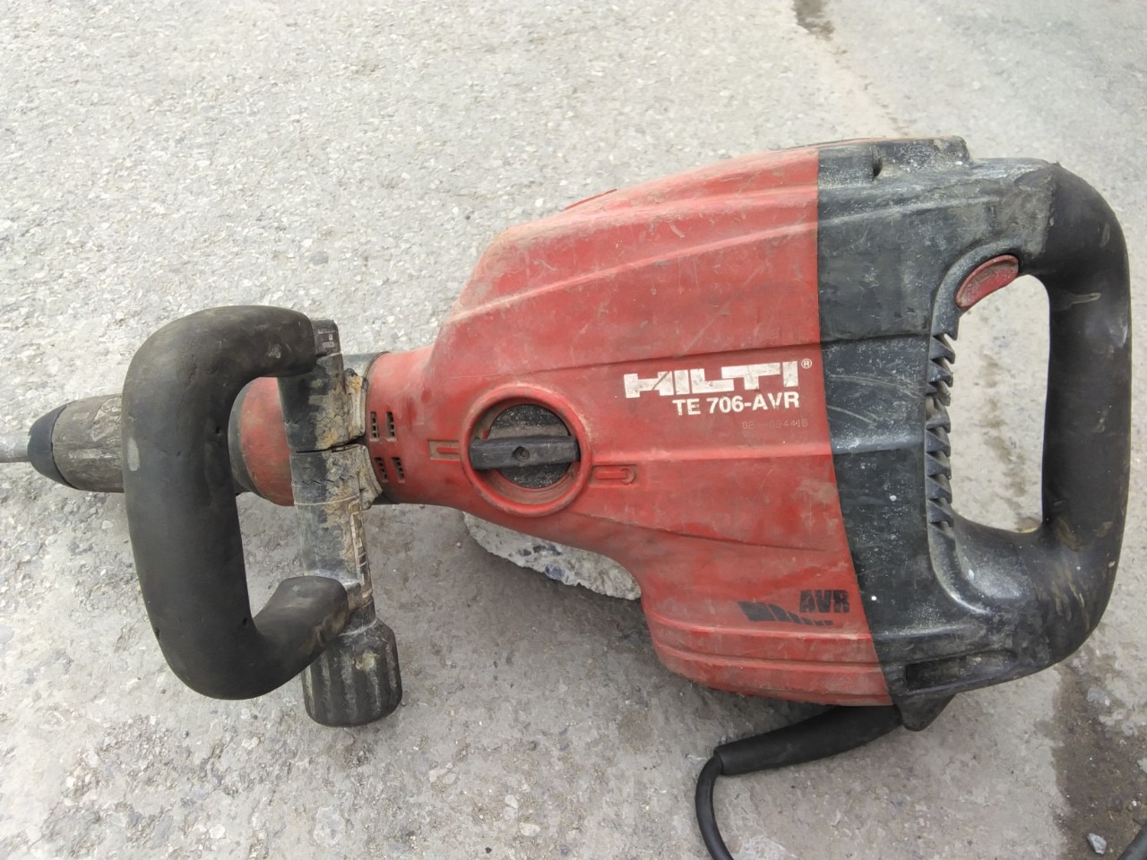 HILTI 706 AVR 220V