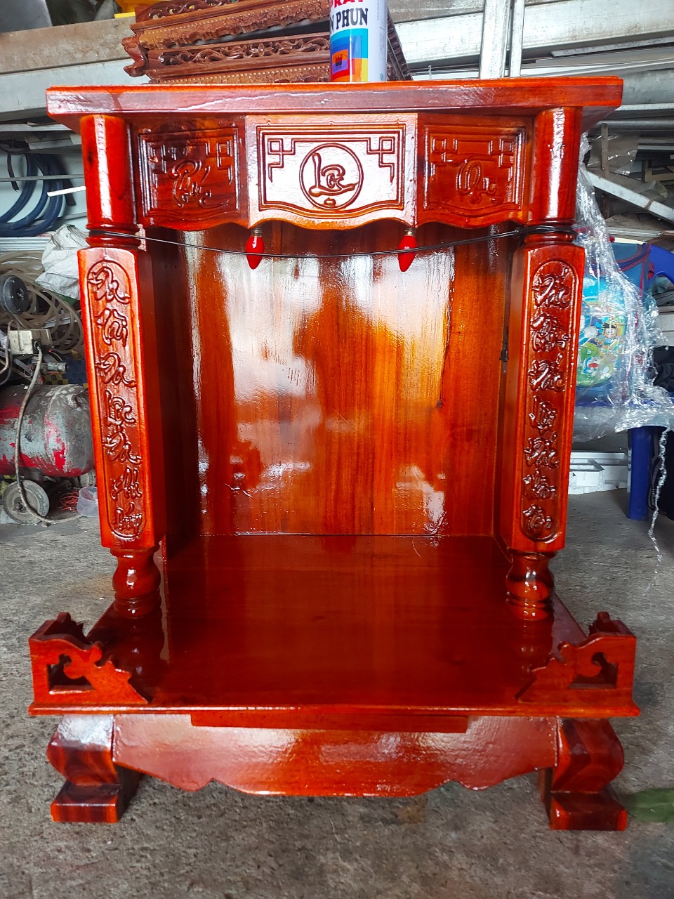 Bàn thờ thần tài cột vuông gỗ tràm bông vàng 60 x 75 cm