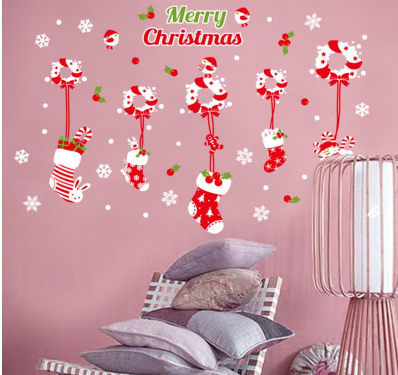 Decal trang trí rèm dây nguyệt quế treo vớ đỏ noel
