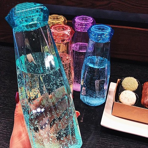 Bình Đựng Nước Hình Kim Cương Nhiều Màu - Chất Liệu Thủy Tinh chai 480ml màu ngẫu nhiên