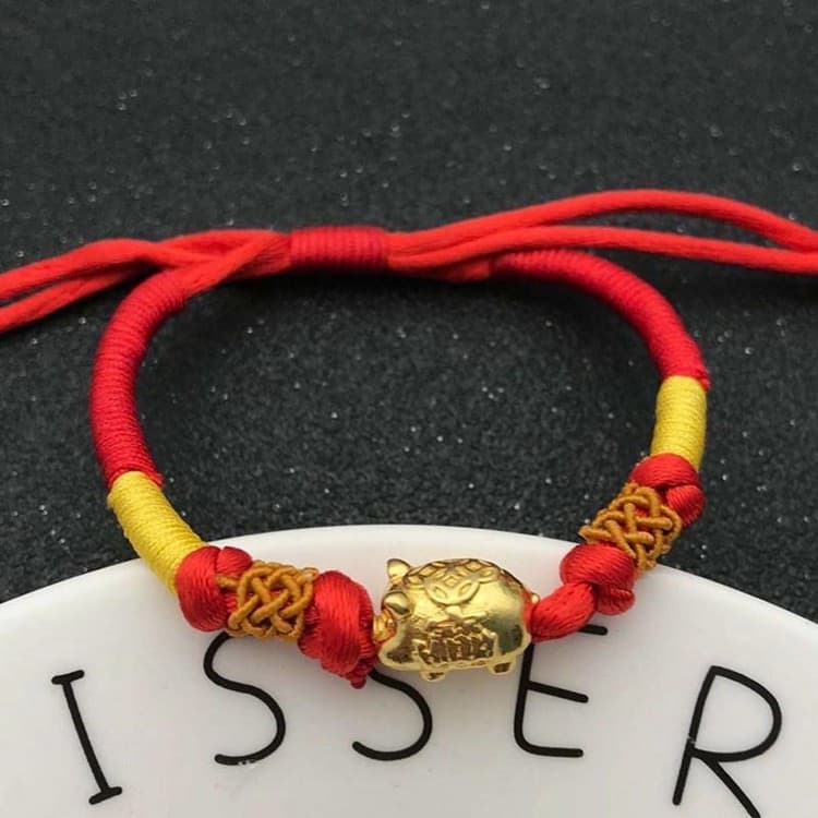 Vòng Tay Chỉ Đỏ Con Heo May Mắn Tài Lộc